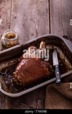 Carne di maiale al forno il fuso a snodo con birra e cavolfiore in coppa arrosto. Foto Stock