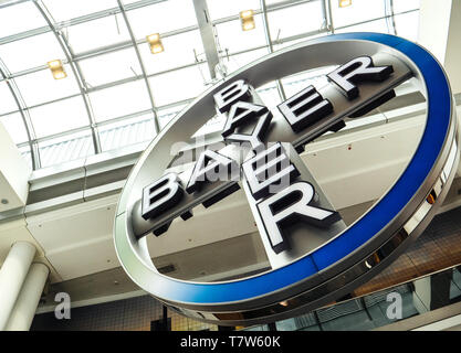 Francoforte, Germania - Apr 29, 2019: Grandi Bayer multinazionale tedesca e farmaceutica scienze della vita logotipo della società impiccato e la rotazione nel Terminal 1 nell'aeroporto internazionale di Francoforte Foto Stock