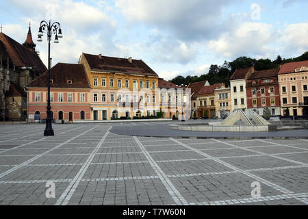 Brasov, Romania - Agosto 2017: Brasov Piazza del Consiglio (Centrul Vechi). Brasov centro citta'. Transilvania, Romania. Foto Stock