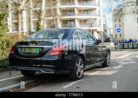 Strasburgo, Francia - Feb 23, 2017: lusso Mercedes-Benz E220d diesel auto parcheggiata su una strada tranquilla nella città francese Foto Stock