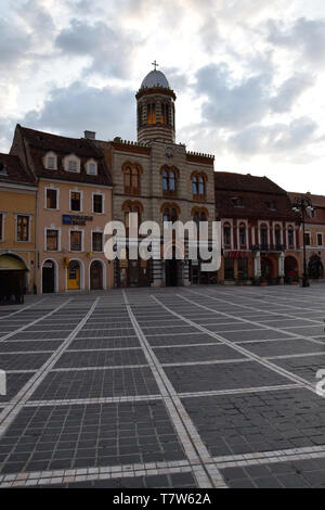 Brasov, Romania - Agosto 2017: Brasov Piazza del Consiglio (Centrul Vechi). Brasov centro citta'. Transilvania, Romania. Foto Stock