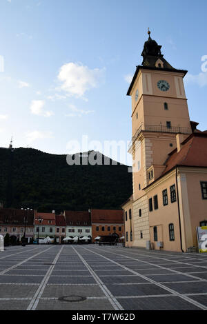 Brasov, Romania - Agosto 2017: Brasov Piazza del Consiglio (Centrul Vechi). Brasov centro citta'. Transilvania, Romania. Foto Stock