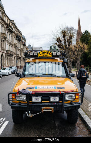 Strasburgo, Francia - 27 DIC 2017: vista anteriore del giallo vintage Land Rover Defender Camel Trophy con bagagli sul tetto parcheggiato nel centro cittadino con Foto Stock