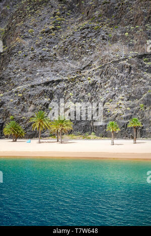Playa de Las Teresitas, spiaggia situata a nord del villaggio di San Andres, è stato creato con sabbia spediti dal Sahara spagnolo nel 1973, Tenerife, Spagna. Foto Stock