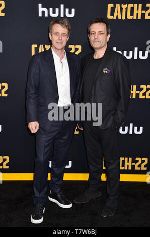 HOLLYWOOD, CA - maggio 07: Harry Gregson-Williams (L) e Rupert Gregson-Williams arrivano all'U.S. Premiere di Hulu 'Catch-22' a TCL teatro cinese il 7 maggio 2019 a Hollywood, in California. Foto Stock