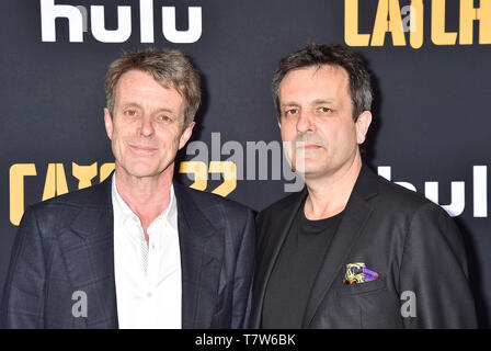 HOLLYWOOD, CA - maggio 07: Harry Gregson-Williams (L) e Rupert Gregson-Williams arrivano all'U.S. Premiere di Hulu 'Catch-22' a TCL teatro cinese il 7 maggio 2019 a Hollywood, in California. Foto Stock