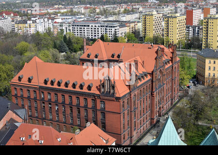 Metropolitan superiore Seminario teologico di Wroclaw. Vista aerea della vecchia grande edificio in mattoni. Wroclaw, Polonia. Foto Stock