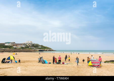 I villeggianti godendo il sole su Towan Beach in Newquay in Cornovaglia. Foto Stock