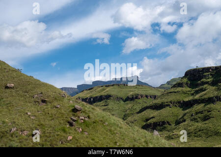 Il Sani Pass, avvolgimento su strada sterrata attraverso le montagne collegando il Sud Africa per il Lesotho. Dodici Apostoli montagne sullo sfondo. Foto Stock