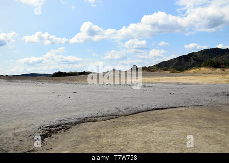 Secco, incrinato terra vicino a vulcani di fango (Vulcanii Noroiosi) in Berca. Buzau, Romania. Foto Stock