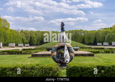 Statua commemorativa della guerra sovietica (Sowjetisches Ehrenmal) a Berlino Treptow, Berlino, Germania, Europa Foto Stock