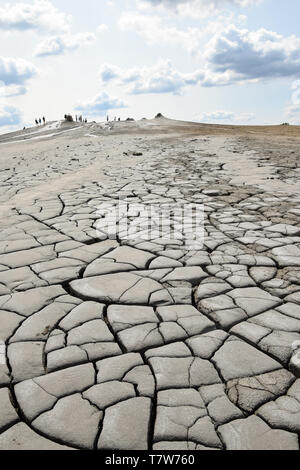 Secco, incrinato terra vicino a vulcani di fango (Vulcanii Noroiosi) in Berca. Buzau, Romania. Foto Stock