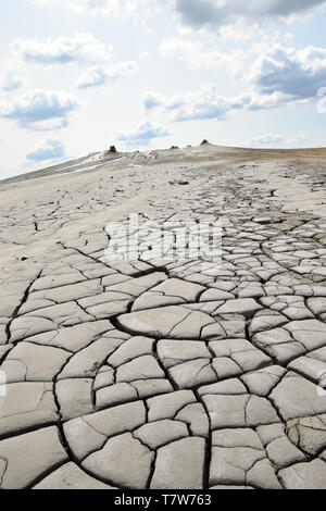 Secco, incrinato terra vicino a vulcani di fango (Vulcanii Noroiosi) in Berca. Buzau, Romania. Foto Stock