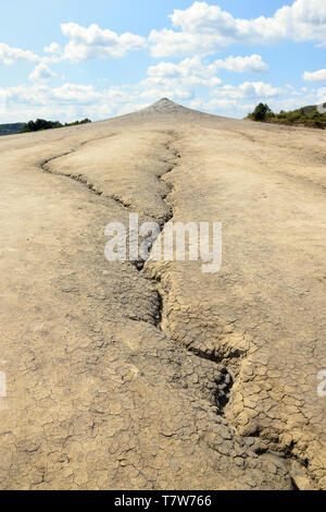 Secco, incrinato terra vicino a vulcani di fango (Vulcanii Noroiosi) in Berca. Buzau, Romania. Foto Stock