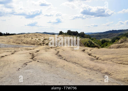 Secco, incrinato terra vicino a vulcani di fango (Vulcanii Noroiosi) in Berca. Buzau, Romania. Foto Stock