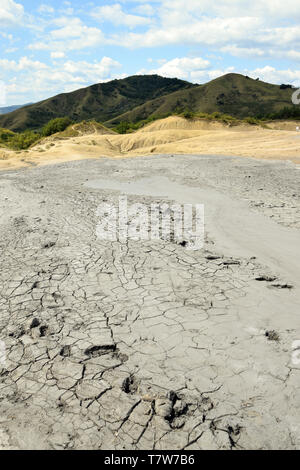 Secco, incrinato terra vicino a vulcani di fango (Vulcanii Noroiosi) in Berca. Buzau, Romania. Foto Stock