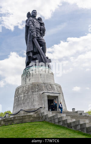 Guerra sovietica Memorial statua (Sowjetisches Ehrenmal) a Berlino Treptow, Berlino Foto Stock