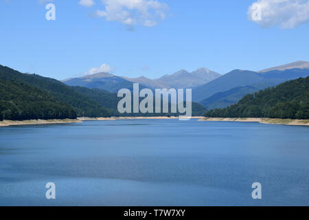 Paesaggio del Lago Vidraru (Lacul Vidraru). Vista dalla diga di Vidraru in montagna Fagaras. Transfagarasan road, Romania. Foto Stock