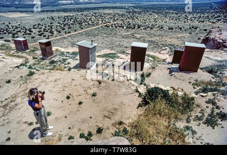 In casa in legno linea outhouses il bordo di una pietra arenaria mesa che è casa di Acoma Pueblo, nativo di una comunità americana di quattro villaggi indiani in una zona isolata a circa 60 miglia (97 km a ovest di Albuquerque, capitale del Nuovo Messico del sud-ovest degli Stati Uniti. Fondata nel XII secolo, Acoma è la più antica in continuo insediamento abitato in Nord America. Alcuni 30 i tribali live sul mesa in adobe abitazioni che non hanno alcuna disposizione di liquame, elettricità o acqua corrente. I turisti sono i benvenuti ad unirsi a visite guidate del centro storico Sky City (Vecchio Acoma) villaggio. Foto Stock