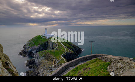 Holyhead, Regno Unito - 2 Maggio 2019: Sud pila faro sul lato occidentale la maggior parte punta di Anglesey. Foto Stock