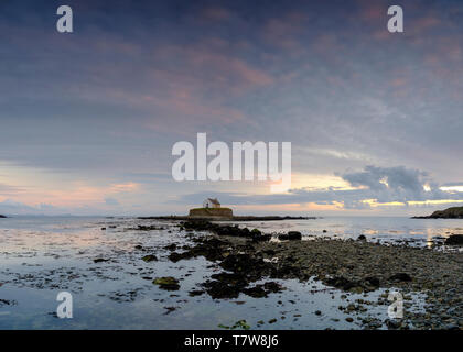 Porth Cwyfan, Regno Unito - 3 Maggio 2019: "La Chiesa in mare' (eglwys bach y mor) al Port Cwyfan. Foto Stock