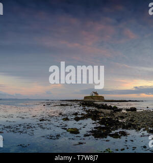 Porth Cwyfan, Regno Unito - 3 Maggio 2019: "La Chiesa in mare' (eglwys bach y mor) al Port Cwyfan. Foto Stock