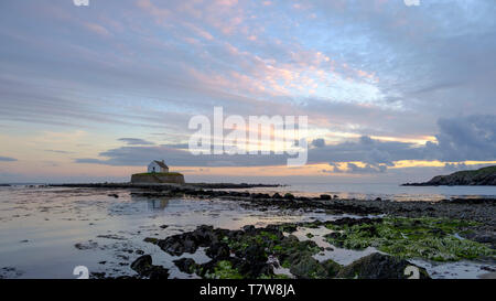 Porth Cwyfan, Regno Unito - 3 Maggio 2019: "La Chiesa in mare' (eglwys bach y mor) al Port Cwyfan. Foto Stock