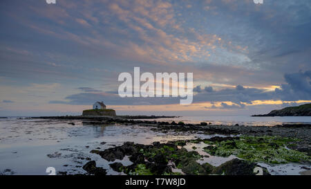 Porth Cwyfan, Regno Unito - 3 Maggio 2019: "La Chiesa in mare' (eglwys bach y mor) al Port Cwyfan. Foto Stock