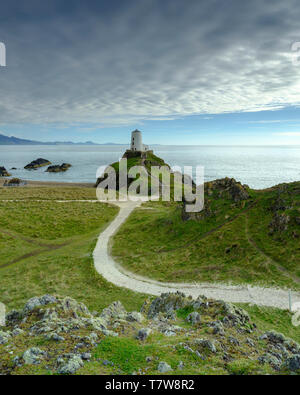 Llanddwyn, Galles - 1 Maggio 2019: Twr Mar faro sull isola di Llanddwyn off Anglesey, Galles REGNO UNITO Foto Stock