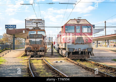 Due vecchia locomotiva parcheggiato stazione ferroviaria principale a Kosice (Slovacchia) Foto Stock