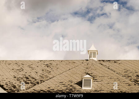 Tetto danneggiato le assicelle sul giorno nuvoloso Foto Stock