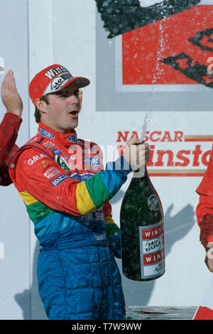 Jeff Gordon celebra il vincitore 1998 NASCAR Daytona 500 al Daytona International Speedway Foto Stock