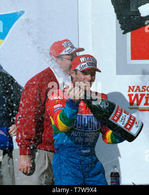 Jeff Gordon celebra il vincitore 1998 NASCAR Daytona 500 al Daytona International Speedway Foto Stock