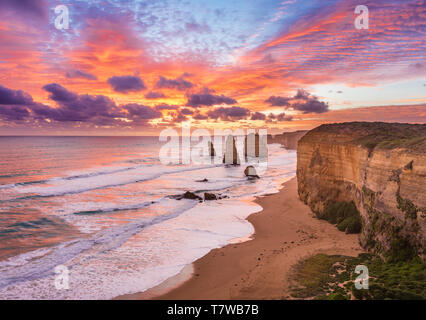 Tramonto mozzafiato a dodici apostoli, Great Ocean Road, Victoria, Australia Foto Stock