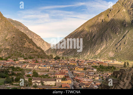 Vista aerea dal tempio sulla collina della città di Ollantaytambo in una Valle Sacra degli Incas, Perù. Foto Stock