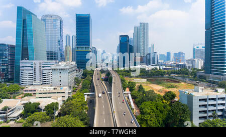 La città di Jakarta dall'aria con autostrada tagliare attraverso gli edifici Foto Stock