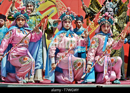 Donna e uomo in colorati abiti di seta di eseguire un open air opera in Pingyao, nella provincia di Shanxi, Cina. Foto Stock