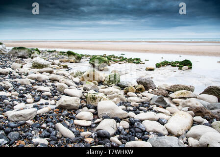 Ghiaione dalla scogliera di Cap Blanc Nez, sulla spiaggia di Escalles (62), Francia, Pas de Calais, inverno Foto Stock