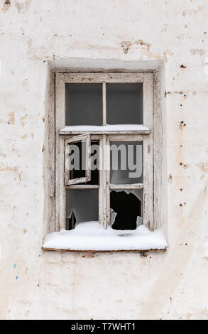 Vecchia finestra rotta con telaio di legno in una schifezza bianco muro di pietra, foto di sfondo texture Foto Stock