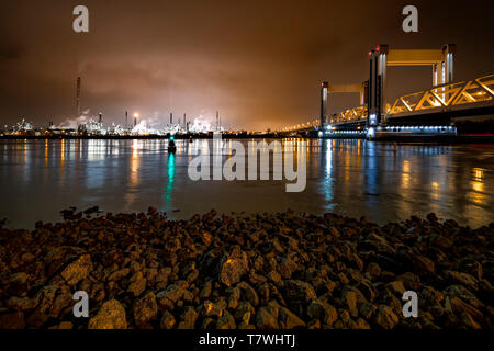 ROTTERDAM, 21 marzo 2019 - Vista del Dutch Betlek ponte sopra il fiume e contro il Rotterdam chimico complesso industriale. Foto Stock