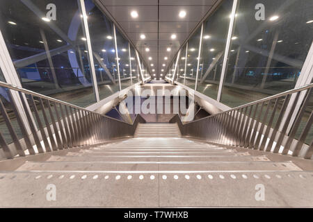 Beatrixkwartier (Beatrix nel quartiere olandese) Ingresso Est escalator uscendo dalla stazione del tram all'Aia di notte, Paesi Bassi Foto Stock