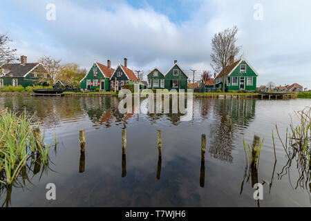 Vista di un riflesso del legno di case verdi e rabboccato con colore arancio scuro tetto riflette sulle calme acque del canal grande dal lato opposto del Foto Stock