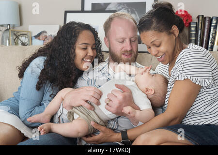 Famiglia di 4 persone nella loro casa in North Philadelphia, bambino di 6 mesi, 15 enne sorella. Foto Stock
