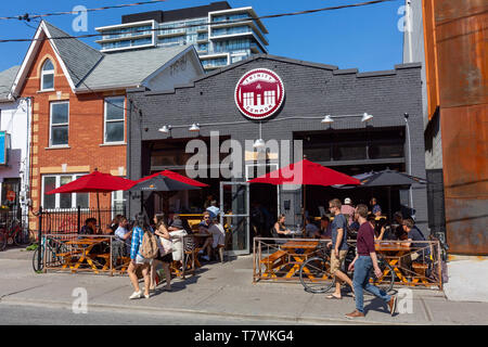 Canada, Provincia di Ontario, città di Toronto, Kensington market, Augusta Avenue, Trinità comune, il ristorante e il bar con la sua terrazza estiva Foto Stock