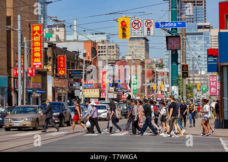 Canada, Provincia di Ontario, città di Toronto, Chinatown, Spadina Avenue, crosswalk Foto Stock