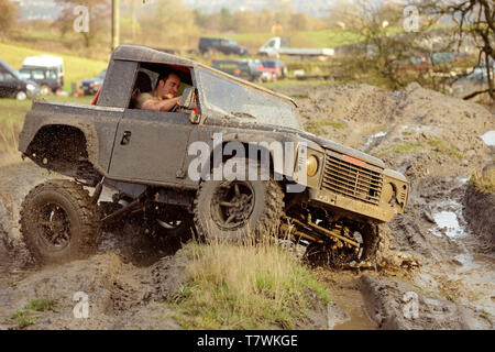 Off-road Landrover affronta un fangoso corso di prova su una giornata invernale e nel distretto di Peak, Derbyshire Foto Stock