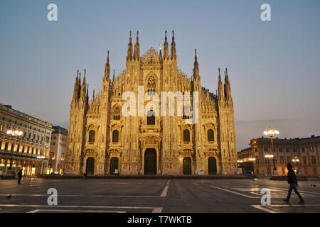 Milano/Italia - Marzo 16, 2017: inverno bella vista panoramica da piazza del Duomo e dalla famosa cattedrale nelle prime ore del mattino. Foto Stock