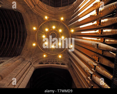 Modello di circolare lampadario pendente raccordo luce & ornati in organo a canne torreggianti nel soffitto a volta del tetto della Cattedrale di Carlisle, Cumbria, Inghilterra Foto Stock