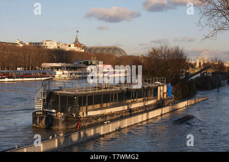 Francia, Parigi, zona elencata come patrimonio mondiale dall' UNESCO, Seine alluvione in febbraio 2018, inondato Expressway Left Bank, Grand Palais in background Foto Stock