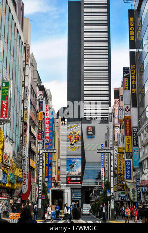 Godzilla testa sopra il Toho edificio in Shinjuku. Shinjuku, Tokyo. Il Giappone. Foto Stock